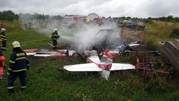 Zřícené letadlo, které spadlo na západě Slovenska u vesnice Mokrý Háj