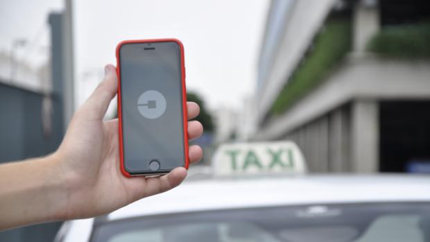 Aplikace Uber vs. tradiční taxík (ilustrační foto)