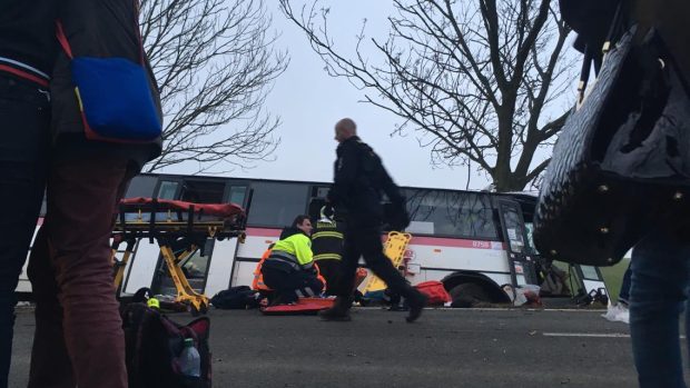 Osmnáctiletá Julie Ondračková přežila ve zdraví nehodu autobusu u Horoměřic. Fotografii vyfotila na místě po nehodě.