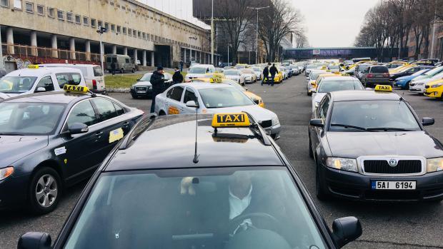 Taxikáři vyjíždějí ze Strahova, kde se sešli kvůli protestu proti službě Uber.