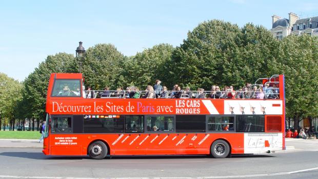 Vyhlídkový autobus v Paříži