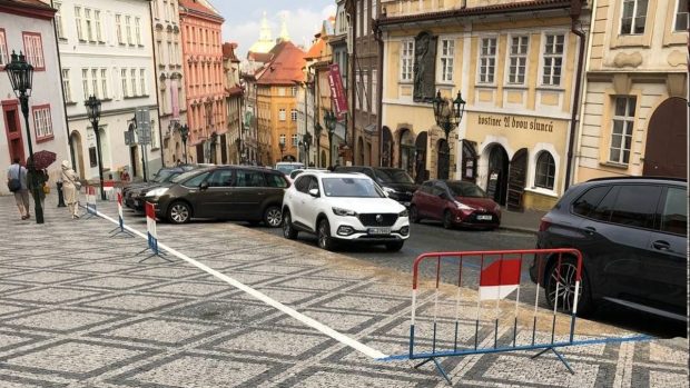 Parkování v Nerudově ulici kousek od Pražského hradu na Praze 1. Fotografie z 24. června