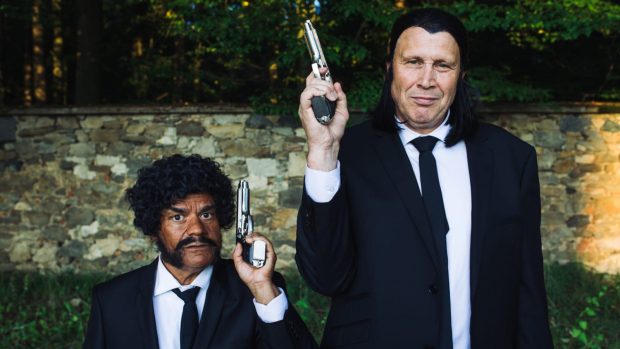 Herci-klienti Ondra a Jirka jako zabijáci Jules (Samuel L. Jackson) a Vincent (John Travolta) v kultovním filmu Pulp Fiction režiséra Quentina Tarantina