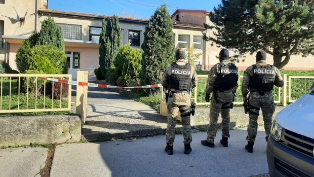 Policie vyšetřuje útok sekerou v obci Nováky na Slovensku