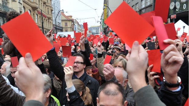 Tisíce lidí na pražské Národní třídě vystavily v listopadu 2014 prezidentovi červenou kartu