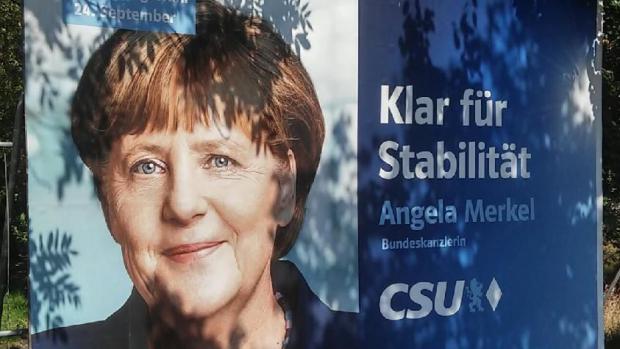 Kancléřka Angela Merkelová neobvykle na předvolebních plakátech bavorské CSU