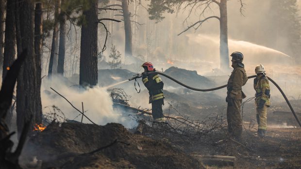S požárem už několik dní bojují ruští hasiči, snaží se zabránit dalšímu šíření ohně