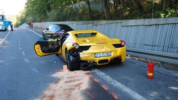Tragická nehoda na Slovensku. Při rychlé jízdě řidičů Porsche, Ferrari a Mercedesu zahynul muž ve škodovce