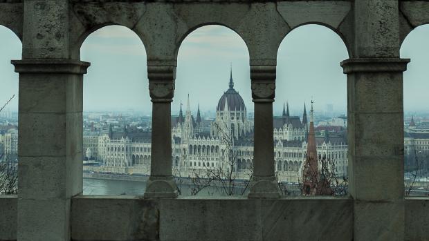 Pohled na budovu maďarského parlamentu v Budapešti