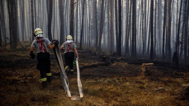 Během pondělního požárního útoku se podařilo hasičům plochu požářiště zmenšit z 1060 hektarů na 606