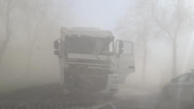 U obce Maków Mazowiecký 80 kilometrů od Varšavy kvůli snížené viditelnosti bouraly dva kamiony a tři osobní automobily