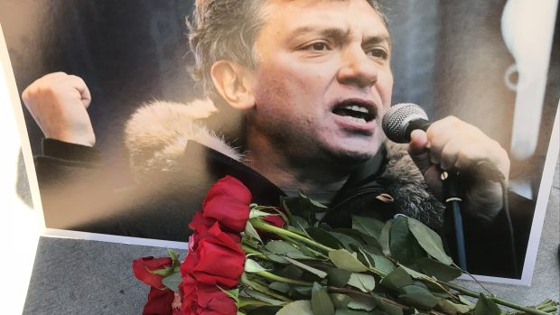 Fotografie Borise Němcova u nově přejmenovaného náměstí ve Washingtonu.