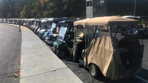 Zaparkované golfové vozíky v Peachtree City