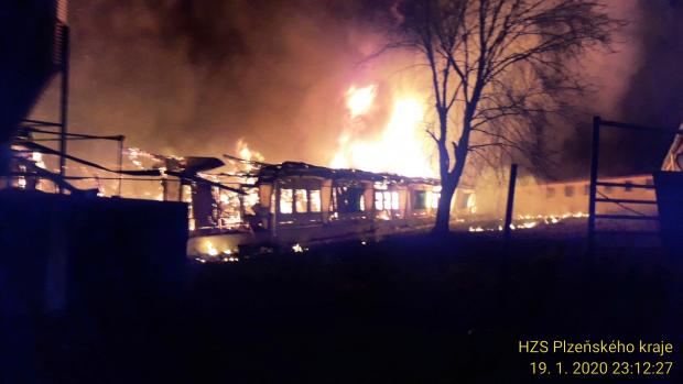 U Kladrub na Rokycansku hořel v noci z neděle na pondělí zemědělský objekt