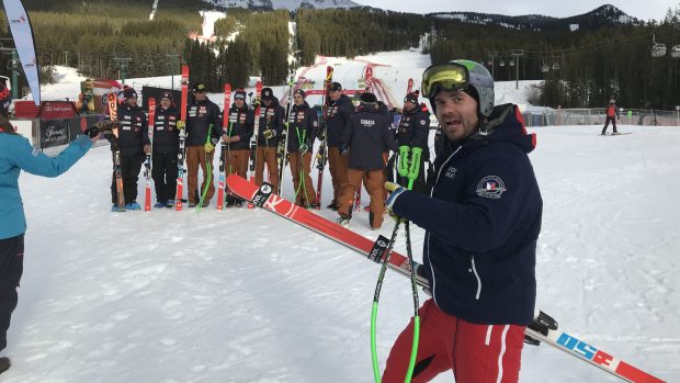 Jan Hudec spolu s kanadskými juniorskými lyžaři