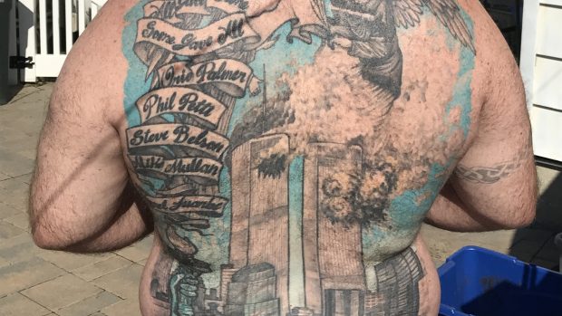 Tetování na zádech bývalého newyorkského hasiče Tiernacha Cassidyho