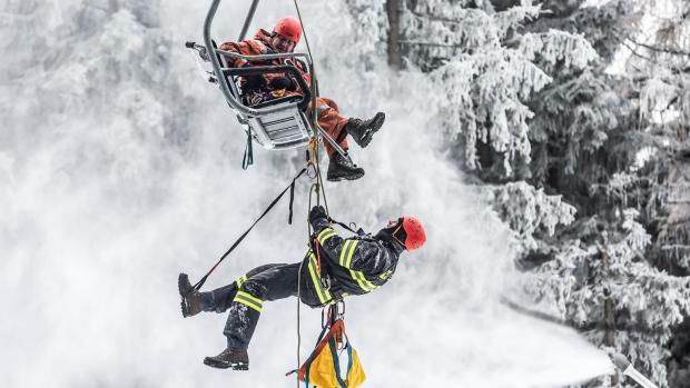 Lidé na lanovce často promrznou, a záchrana tak nekončí tím, že je hasiči spustí z lanovky na zem