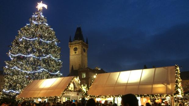 Vánoční trhy a vánoční strom na pražském Staroměstském náměstí