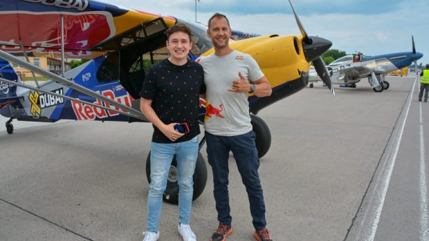 Polský akrobatický pilot Lukasz Czepiela s redaktorem Ondřejem Vaňurou