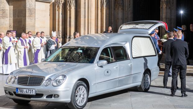 Pohřební vůz čekající na nádvoří Pražského hradu