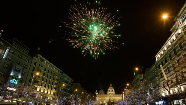 Podle záchranářů byly letošní silvestrovské oslavy v Praze nebývale klidné, vyjížděli &quot;pouze&quot; k 255 případům, což je asi o padesát méně než loni.