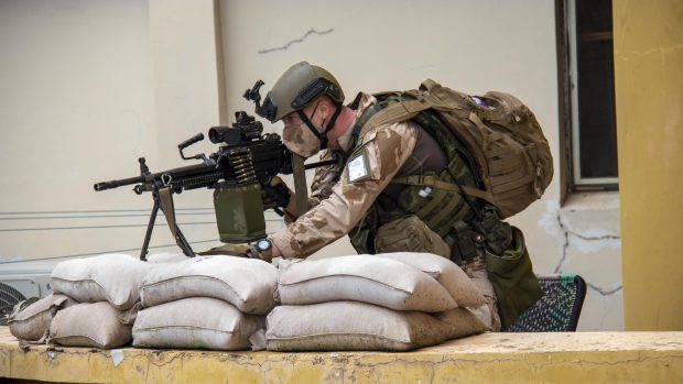 Český voják hlídkuje v Mali