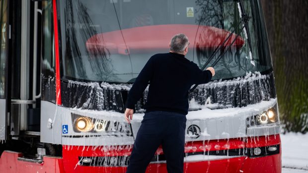 Situaci komplikuje i nehoda tramvaje a osobního auta v Korunní ulici (ilustrační foto)