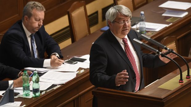 Šéf KSČM Vojtěch Filip při projevu před hlasováním o důvěře v Poslanecké sněmovně.