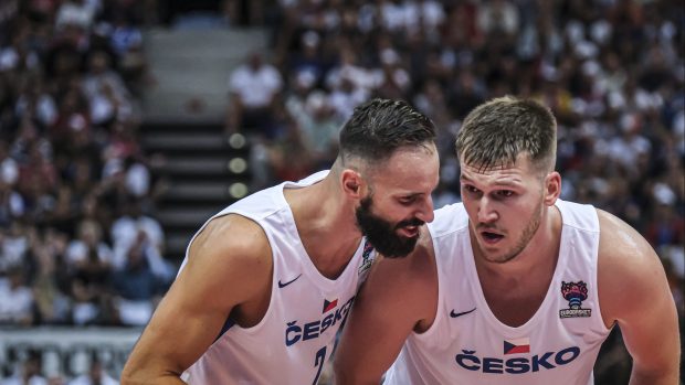 Čeští basketbaloví reprezentanti Vojtěch Hruban (vlevo) a Martin Peterka (vpravo)