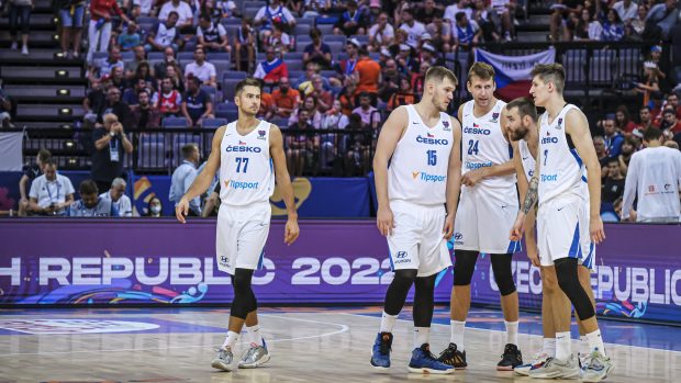 Basketbalisté Tomáš Kyzlink, Martin Peterka, Jiří Veselý, David Jelínek a Vít Krejčí