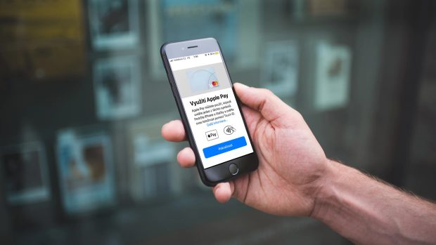 Služba Apple Pay je dostupná už i v Česku. Některé banky už podporují přidání karty.