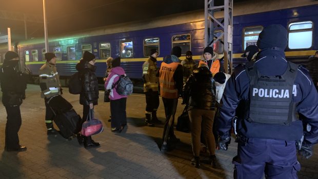 Stále nové vlaky se plní lidmi utíkajícími z před ruskou invazí na Ukrajinu