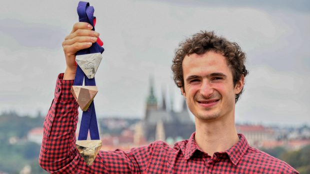 Adam Ondra s kompletní sbírkou medailí z letošního mistrovství Evropy