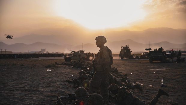 Američtí vojáci hlídají na letišti Hamída Karzáího v Kábulu