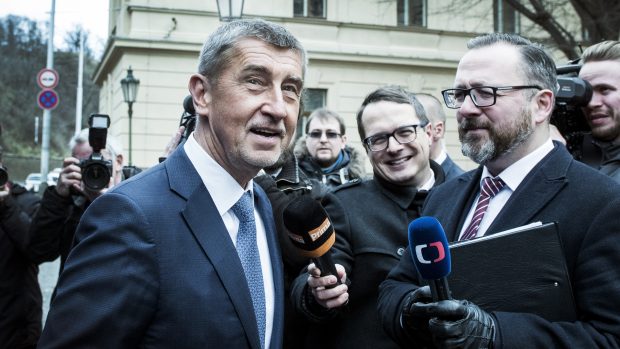 Premiér Andrej Babiš (ANO) před Úřadem vlády