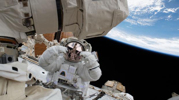Astronaut z ISS při výstupu do kosmu (ilustrační foto)