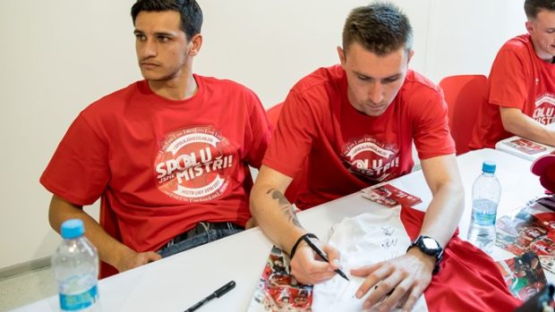 Jaromír Zmrhal (vpravo) se podepisuje na autogramiádě mistrů.