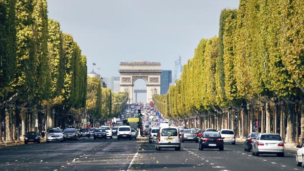 Pařížský bulvár Champs-Elysées v současnosti.