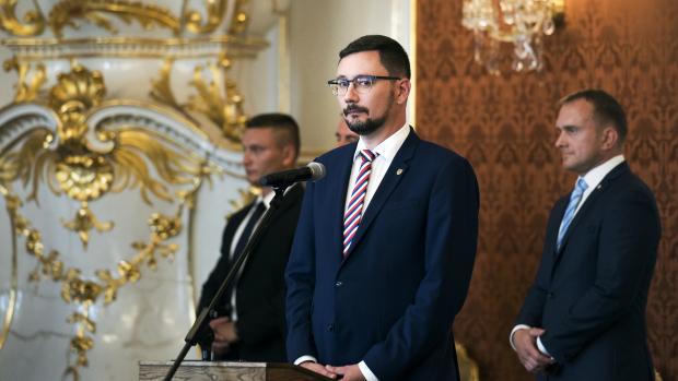 Mluvčí prezidenta Jiří Ovčáček si na jmenování Babiše premiérem vzal kravatu s českými barvami