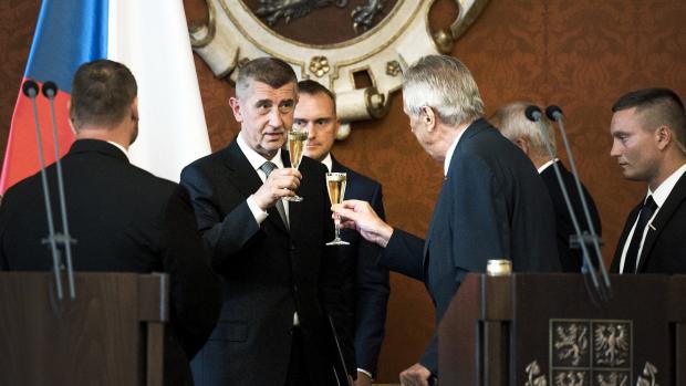 Na zdraví. Premiér Andrej Babiš (ANO) si po jmenování premiérem přiťukl s prezidentem Milošem Zemanem