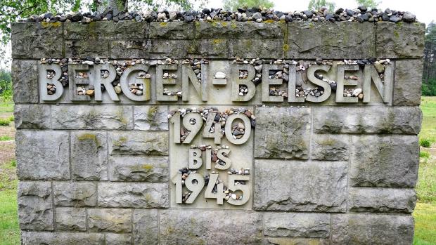 Památník připomínající nacistický tábor Bergen-Belsen