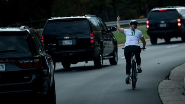 Gesto, které ji stálo práci: Juli Briskmanová ukazuje prostředníček koloně prezidenta Trumpa.