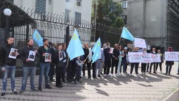 Proti zatčení pěti krymských Tatarů se protestovalo v neděli v Kyjevě