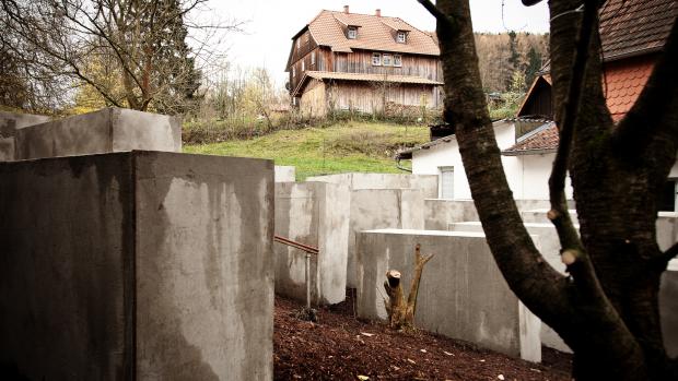 Kopie berlínského památníku holokaustu u domu politika Björna Höckeho