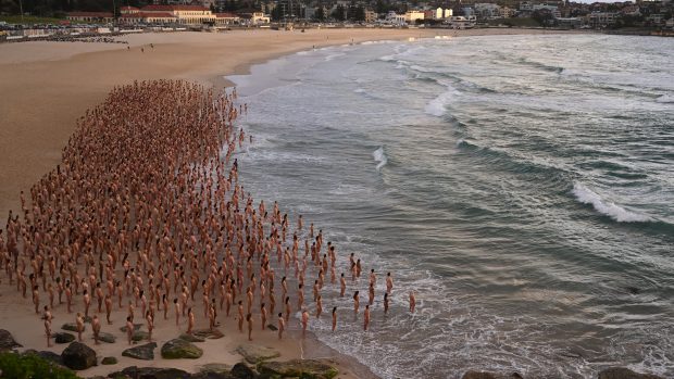 Nudisté na australské pláži Bondi Beach pózovali pro amerického fotografa Spencera Tunicka