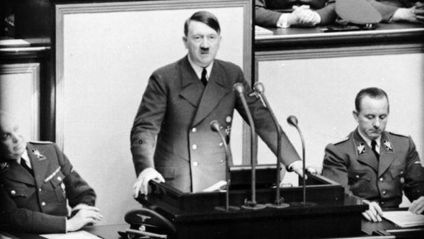Nacistický vůdce Adolf Hitler při projevu v Reichstagu (ilustrační foto)