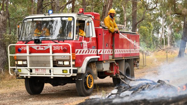 Požáry vegetace v australském státě Viktorie vyhnaly z domovů 2000 lidí