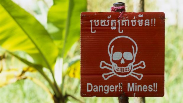 Varování před nášlapnými minami v Kambodži.