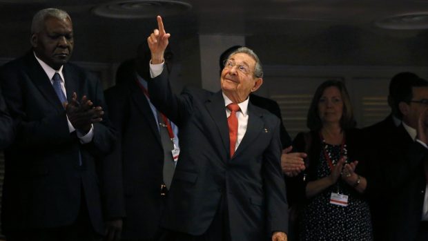 Raúl Castro sleduje projev Baracka Obamy ke kubánské veřejnosti