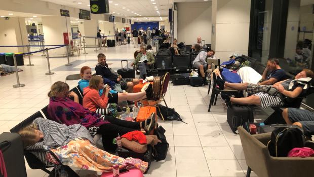 Čeští turisté tráví noc na letišti v Rhodosu
